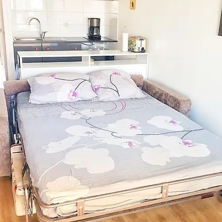 Capcool Pied Dans L'eau Vue Piscine Parking