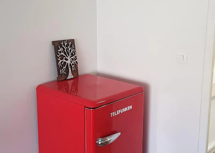 Capcool Pied Dans L'eau Vue Piscine Parking *