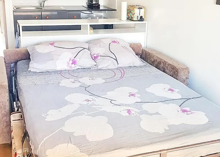 Capcool Pied Dans L'eau Vue Piscine Parking